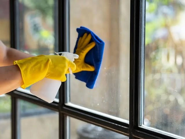 Cleaning glass surface